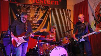 Bild: mfh
Drei gewinnt, könnte man sagen. Gitarre (Andreas Diehlmann, links), Bass (Jörg Sebald, rechts) und Schlagzeug (Bernd Riehl, Mitte) reichen, um ein Publikum mit Rock, Bluesrock und Blues über zwei Stunden lang zu verzaubern.