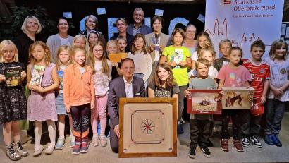 Bild: R. Kreuzer
Puzzles und jede Menge Gutscheine konnten die fleißigen Sommerferien-Leser bei der Abschlussveranstaltung des Sommerferien-Leseclubs der Regionalbibliothek Weiden entgegennehmen.