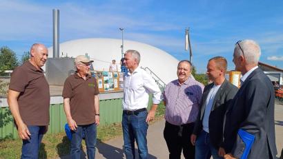 Bild: u
Die beiden Gesellschafter der WK-Energie GmbH (von links) Werner Wendl und Laurenz Beck erläutern mit Landtagsabgeordnetem Harald Schwartz, Gebenbachs Bürgermeister Peter Dotzler, MdL Bernhard Heinisch und stellvertretendem Geschäftsführer Christian Leuchtweis des „Centralen Agrar-, Rohstoff-, Marketing- und Entwicklungsnetzwerks" nicht nur die Daten der Anlage, sondern auch mögliche Probleme für die Anlage nach dem Auslaufen des Erneuerbaren-Energie-Gesetzes (EEG).