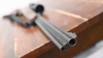 Symbolbild: Marius Bulling/dpa
Ein (echtes) Jagdgewehr liegt auf einem Tisch. Die von dem mutmaßlichen Täter in Rothenstadt benutzte Waffe sah laut Polizei täuschend echt aus.