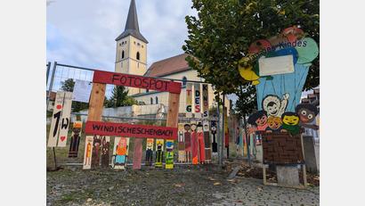 Bild: Katja Stessmann
Mittlerweile ein echter Hingucker: Der Tag des Kindes wurde in diesem Jahr mit einer Malaktion gefeiert. Jeder, der dazu Lust hatte, konnte im Vorfeld eine Holzlatte bemalten, die dann am Bauzaun im Herzen der Stadt angebracht wurde.