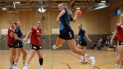 Bild: Dieter Jäschke
Jennifer Hermann kommt frei zum Wurf: Die HSG Weiden verlor gegen den HC Erlangen II knapp mit 25:26.