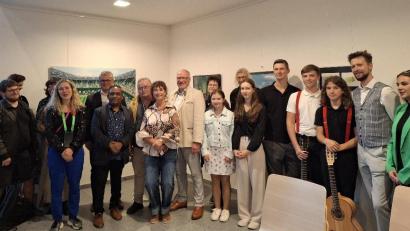 Bild: Karl Stumpfi/exb
Präsentieren ihre Arbeiten: Die Mitwirkenden an der Ahoi-Ausstellung und der KVU-Werkschau mit Bürgermeister Martin Birner (Fünfter von links), Kuratorin Tanja Lennert (Achte von links) und Vorsitzendem Peter Wunder (Mitte).