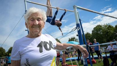 Bild: Heiko Rebsch/dpa
Turnfest mit 98 Jahren. Johanna Quaas' Lebensmotto lautet: immer in Bewegung bleiben. (Archivbild)
