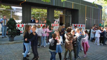 Bild: gsp
Der Kirwa-Tanz der Klassen 3a und 3b war das Highlight bei der Einweihungsfeier für den Erweiterungsbau der Ganztagsbetreuung in Ammersricht.