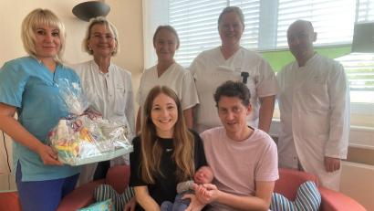 Bild: Peggy Kuniss-Pfeiffer/Klinikum Fichtelgebirge/exb
Große Freude im Klinikum Fichtelgebirge: Im Bild vorne Nathalie und Johannes Wolf aus Marktredwitz mit Baby Maximilian, hinten von links Hebamme Natalija Kelep, Chefärztin Dr. Maria Dietrich, Laura Czech, Stefanie Röhl und Gevorg Janoyan.