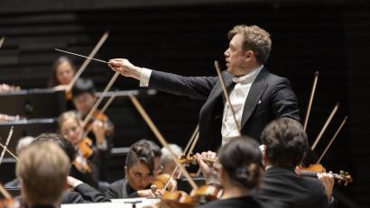 Bild: Astrid Ackermann/exb
Dirigent Daniel Harding und das Symphonieorchester des Bayerischen Rundfunks sind im März 2025 zu Gast bei den Meisterkonzerten Weiden.