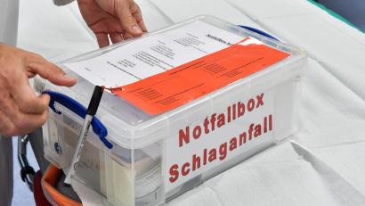 Bild: Petra Hartl
Damit im Fall der Fälle alles so schnell wie möglich geht, gibt es im Schockraum der Notaufnahme die Notfallbox Schlaganfall mit wichtigen Utensilien zur Behandlung.