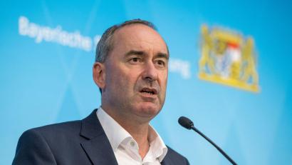 Bild: Peter Kneffel/dpa
Bayerns Wirtschaftsminister Hubert Aiwanger (Freie Wähler) ist in einem Prozess um Betrug mit Corona-Schutzmasken als Zeuge vor Gericht geladen. (Archivbild)