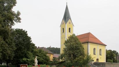 Bild: boj
Die Ortsbild prägende Pfarrkirche St. Martin Niedermurach wurde vor 250 Jahren am 29. September 1774 in ihrer jetzigen Form eingeweiht. Gut gehalten hat sich das Gotteshaus an der Murach, obwohl die letzte Außenrenovierung bereits über 20 Jahre zurückliegt.