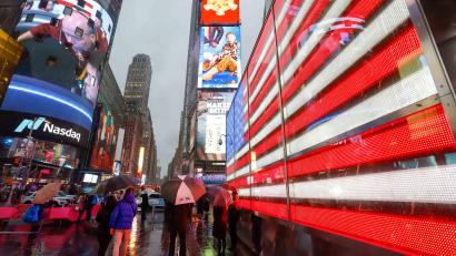 Symbolbild: William Volcov/dpa
Trübe Aussichten, aber am New Yorker Times Square ist immer ein Gewusel. Die Stadt schläft bekanntlich nie. Am Wahlabend des 5. November steht für die USA viel auf dem Spiel. Florian Bindl wird mittendrin sein.