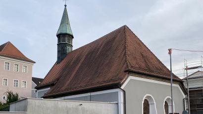 Bild: PI Schwandorf/exb
Auf diesem Zwischengebäude des Rathauses saßen zwei Personen, die eine 66-Jährige beleidigt und bedroht haben sollen.