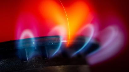 Bild: Frank Rumpenhorst/dpa
Eine Stichflamme aus einem Gasbrenner verletzte einen Mitarbeiter des städtischen Bauhofs bei seiner Arbeit schwer.