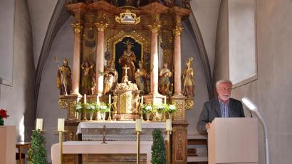 Bild: hdk
Als versierter Kenner der Geschichte Auerbachs erklärte Rudolf Weber die Kunstgegenstände der Spitalkirche.