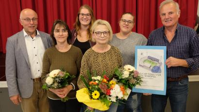 Bild: do
Nach 48 Jahren Erziehungsarbeit nahm Waltraud Wagner (Bildmitte) Abschied von ihrem großen Schatz, den Kita-Kindern. Zum Abschied dankten Bürgermeister Albert Nickl (links), stellvertretende Kita-Leiterin Alexandra Gittler (Zweite von links), Daniela Kümmel (Dritte von links), Barbara Schmid (Zweite von rechts) für den Elternbeirat und den Förderverein. Als besondere Überraschung gab es für die Wagners VIP-Tickets für ein Heimspiel der Münchner Löwen.