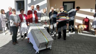 Bild: gz
Die Vorstandschaft der AWO Eslarn überreichte an Fritz Möstl zum 50. Jahrestag als Vorsitzender einen Gedenkstein.