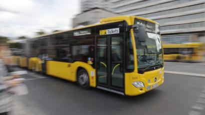 Symbolbild: Lino Mirgeler/dpa
Aus einem versperrtem Bus in Marktredwitz – hier ein Symbolbild – befreite sich am Montag ein Fahrgast, nachdem er darin eingeschlafen war.