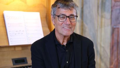 Bild: Beckert/exb
Komponist und Organist Carl Rütti präsentiert diesmal unter anderem Werke, die erst nach der Vorpremiere in der Pfarrkirche Tirschenreuth am gleichen Tag in den Abendstunden im Regensburger Dom ihre Uraufführung haben werden.