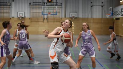 Bild: Tobias Schwarzmeier
DJK-Neuzugang Sarah Masson (am Ball) im Testspiel gegen Tegernheim. Die gebürtige Sulzbacherin soll vor allem unter den Körben für Dominanz sorgen.