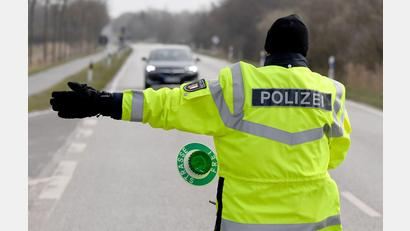 Symbolbild: Carsten Rehder/dpa
Bei einer Kontrolle an der A 93 ging den Fahndern ein Schwarzfahrer ins Netz.