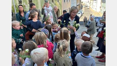 Bild: rha
Mit weißen Rosen und vielen guten Wünschen verabschieden sich die Kleinen der Kita St. Josef von Monika Mrosek, die nach 33 Jahren die Leitung des Vilsecker Kindergartens an ihre Nachfolgerin Monika Ertl abgibt.
