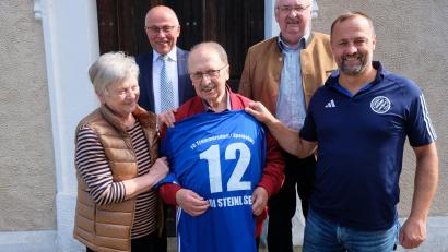 Bild: do
Zahlreiche Gäste ließen in Speinshart Andreas Steinl zum 80. Geburtstag hochleben. Unter anderem Bürgermeister Albert Nickl (Zweiter von links), Herbert Putzer, Vorsitzender des Vereins der Kinderkrebshilfe (Zweiter von rechts) und FC-Vorsitzender Wolfgang Seitz (rechts), dem Jubilar symbolisch ein Mannschaftstrikot mit der Rückennummer 12 überreichte.