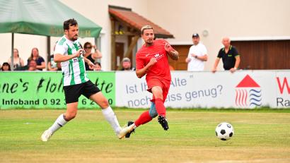 Bild: Schrems
Ronny Preisinger (rechts) erzielte in der bisherigen Saison drei Treffer für den ASV Waldsassen führt damit zusammen mit Christian Blay die interne Torschützenliste an..