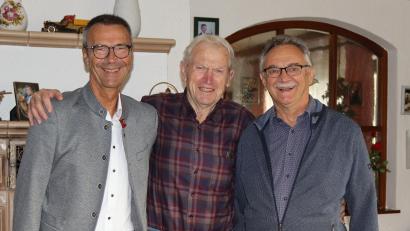 Bild: mfh
Rudi Poppendörfer (Mitte) an seinem 90. Geburtstag zusammen mit Bürgermeister Peter Achatzi (links) und dem stellvertretenden CSU-Ortsvorsitzenden Wolfgang Rattai (rechts).