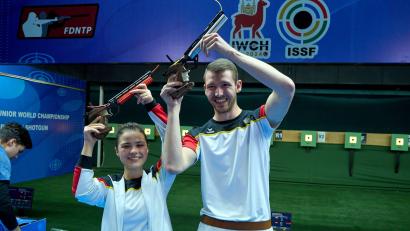 Bild: Andrea Caroppo/ISSF
Der Gleiritscher Andreas Köppl (rechts) und Celina Becker (Ubstadt-Weiher) gewannen bei der Junioren-WM in Lima (Peru) die Goldmedaille im Mixed-Luftpistole.