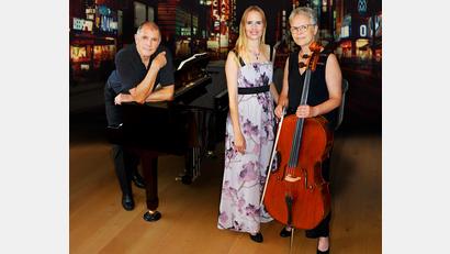 Bild: Albert Sommer/exb
Das Trio American Songbook mit (von links) Albert Sommer(Klavier), Laura Demjan (Sopran) und Ute Sommer (Violoncello) tritt am Sonntag, 13. Oktober, erstmals am Schafferhof in Neuhaus bei Windischenbach auf.