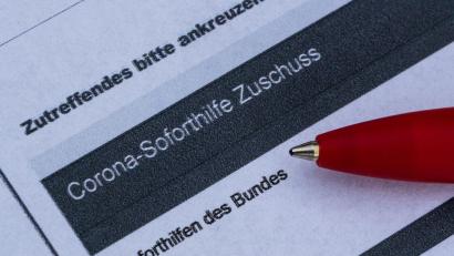 Symbolbild: Robert Michael/dpa
Etwa 25.000 Unternehmen und Selbständige müssen ihre erhaltenen Corona-Hilfen zurückzahlen.
