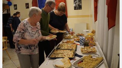 Bild: wel
Johann Köppl und Bürgermeisterin Anita Forster (Zweiter und Dritte von links) genießen das deutsch-französische Buffet.