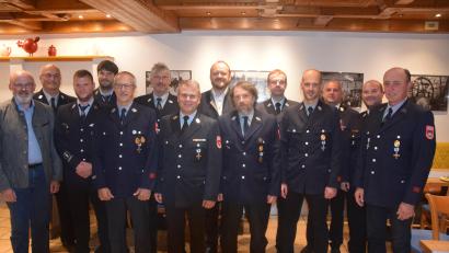 Bild: Ernst Frischholz
Zehn Aktive der Stadtfeuerwehren von Windischeschenbach wurden für 25 Jahre und 40 Jahre mit den Feuerwehrehrenzeichen in Silber und Gold es Freistaates Bayern geehrt.