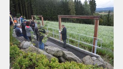 Bild: fz
Links durch ein Holzportal wird das Landschaftskino mit den beiden Sitzreihen und per Balkenrahmen symbolisierten Kinoleinwänden betreten.