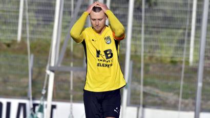 Archivbild: Hubert Ziegler
Beschreibt die momentane Stimmung beim FC Amberg wohl ganz gut: Kapitän Mario Schmien vom FC Amberg nach der Niederlage gegen Passau. Gegen Burglengenfeld sollen endlich wieder Punkte her.