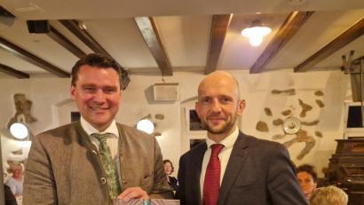 Bild: Dobler
Die Landräte Thomas Ebeling (Schwandorf; links) und Stephan Meyer (Görlitz; rechts) stellten bei einem Empfang die Gemeinsamkeiten heraus.