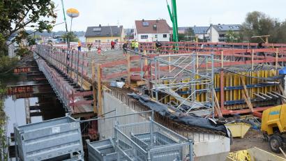 Bild: Hirsch
Der Bau der Naabbrücken in Schwandorf schreitet zügig voran. Derzeit wird der Überbau der großen Brücke betoniert.