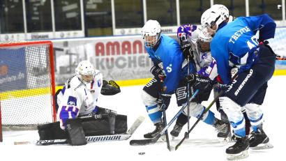Archivbild: Gerhard Büttner
Die Young Blue Devils (blaue Trikots) spielen am Samstag gegen den EC Peiting.