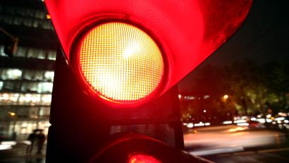 Symbolbild: Martin Gerten/dpa
Eine Polizeistreife musste in Sulzbach-Rosenberg die Verfolgung eines flüchtigen Audi-Fahrers abbrechen.