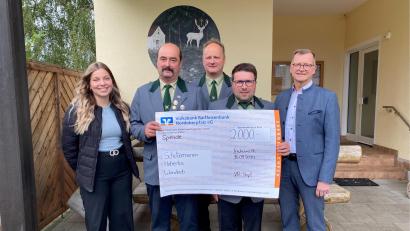 Bild: Volksbank Raiffeisenbank Nordoberpfalz/exb
Die Übergabe des 2000-Euro-Schecks mit Schützenmeister Helmut Forster (Zweiter von links), Zweitem Schützenmeister Bernhard Härtl (Mitte) und Kassier Alwin Köstler und vom Schützenverein Wondreb sowie Geschäftsstellenleiter Helmut Wolfrum (rechts) und Kundenberaterin Lena Rath von der Tirschenreuther VR-Bank-Filiale.