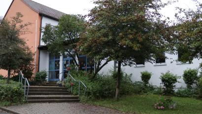 Bild: mfh
Ob das Schulgebäude saniert werden kann oder ein Neubau unumgänglich ist, könnte mit einer förderfähigen Machbarkeitsstudie festgestellt werden, wenn das Sanierungsgebiet erweitert wird.