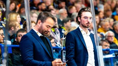 Bild: Elke Englmaier
Sebastian Buchwieser (links, neben dem Athletiktrainer Simon Heidenreich), der Chefcoach der Blue Devils Weiden, wird für die packenden Spiele gegen Landshut, Regensburg und Selb wieder einen Schlachtplan ausgetüftelt haben.