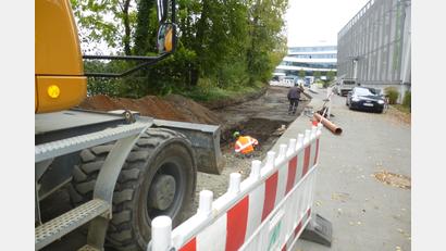 Bild: bk
Die Firma Mickan hat in der Paul-Engel-Straße mit dem Erdaushub begonnen.
Weitere Maßnahmen: Herstellung eines gepflasterten Gehwegs mit Bordstein entlang des Weiherufers sowie der Hochwasserschutzlinie entlang des Gehwegs durch Betonfertigteilwinkel., Neubau einer Regenwasserkanalisation mit Einläufen, Neuprofilierung und Asphaltierung der Zufahrtsstraße