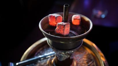 Symbolbild: Christian Charisius /dpa
Eine Shisha, wie die im Bild, hat ein Unbekannter aus einem Kellerabteil in Amberg entwendet.