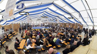 Archivbild: Hubert Ziegler
Nachdem der Andrang im vergangenen Jahr groß war, finden auch heuer wieder Boxkämpfe im Bierzelt auf der Michaeli-Dult statt.