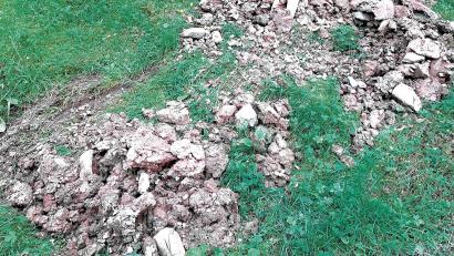 Bild: PI Neustadt a.d.Waldnaab/Bayerische Staatsforsten
Einer der Bauschutthügel im Manteler Forst. Der Verursacher der illegalen Ablagerungen ist bereits identifiziert.