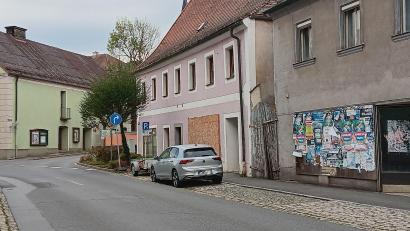 Bild: as
Nicht genutzte Immobilien gibt es im Landkreis viele, beispielsweise in der Tirschenreuther Dammstraße. Für viele Leerstände fehlen Kapital und Nutzungskonzepte. Die geplante Revitalisierung des alten Kinos (im Bild links) könnte ein positives Beispiel werden.