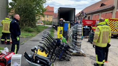 Bild: Heinrich Scharf
Ein mit Hilfsgütern beladener Lkw macht sich von Amberg aus auf den Weg in die polnische Partnerstadt Bystrzyca Kłodzka.