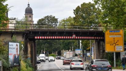 Bild: Petra Hartl
Die Bahnbrücke über der Regensburger Straße war Thema im Bauausschuss.