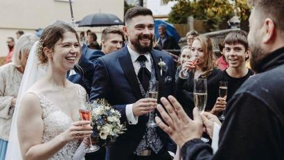 Bild: Simone Reger
Die Theatergruppe Theresienstadl gratuliert ihren Schauspielkollegen Franziska und Alexander nach der Trauung am Flossenbürger Kirchplatz.
